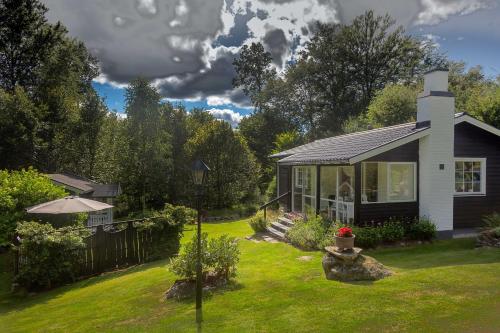 Very nice cottage by the lake. Lursjön!