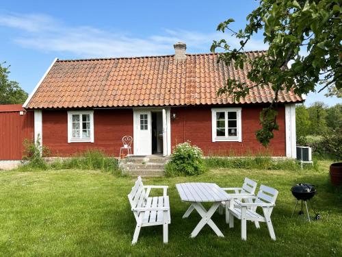 Nice holiday home on Oland with grazing sheep in the surroundings