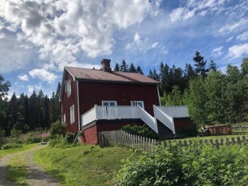 Huset i skogen med utsikten