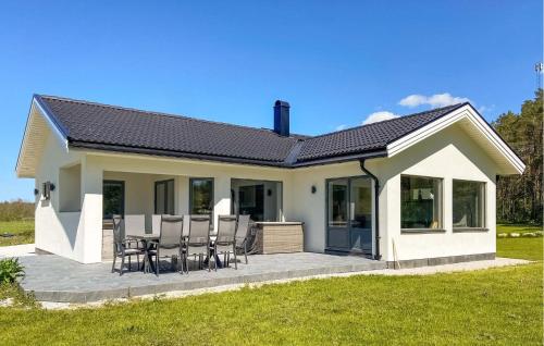 3 Bedroom Cozy Home In Gotlands Tofta