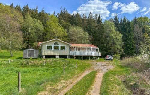 Beautiful Home In Henn With Kitchen