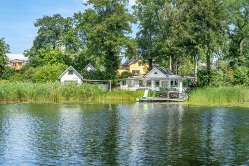 Lake front family home in Nacka